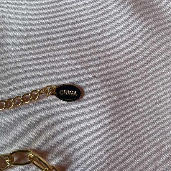 Goldtone Necklace, with Black Circle Design Beautiful 💜❣️❤️ - Picture 4 of 6